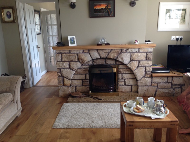 Tee und Kuchen zur Erholung im gem&uuml;tlichen Wohnzimmer