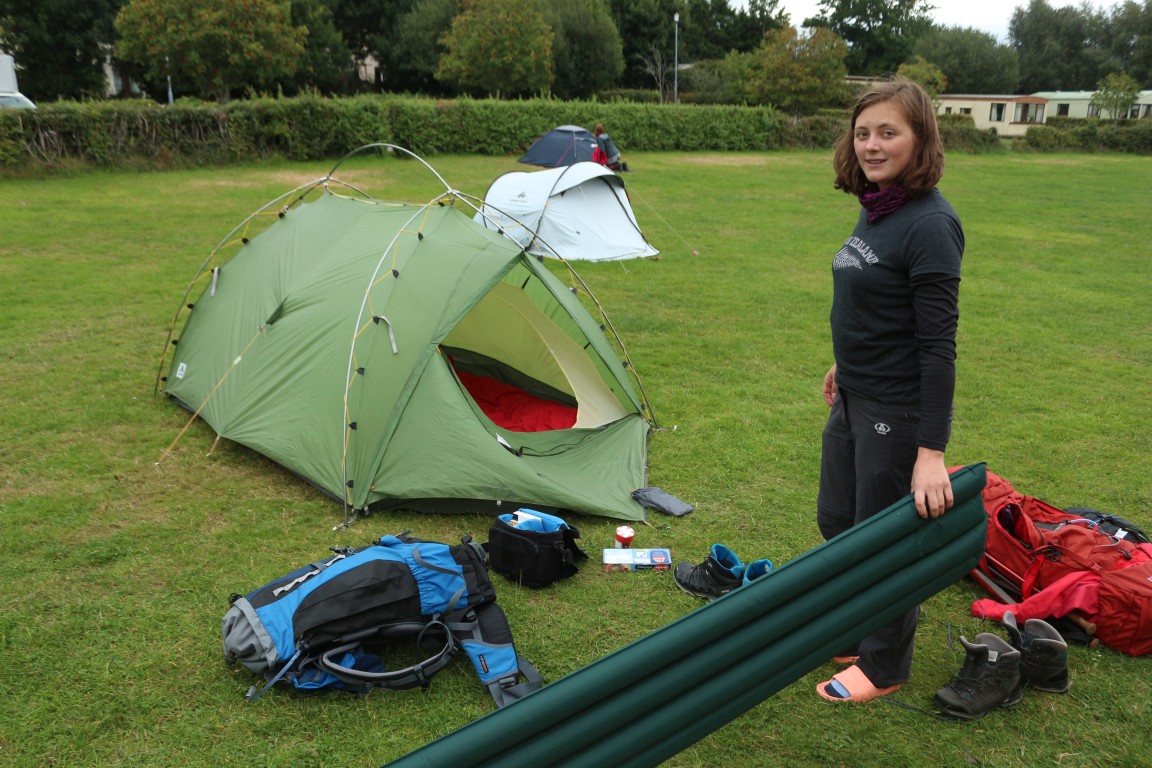 Zeltaufbau am Campingplatz in Killarney