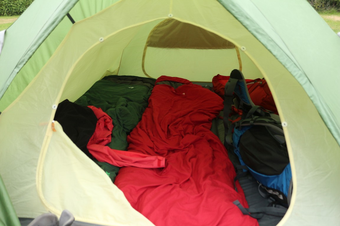 Ganz sch&ouml;n kuschelig in kleinen 2-Personen-Zelt mit Rucks&auml;cken
