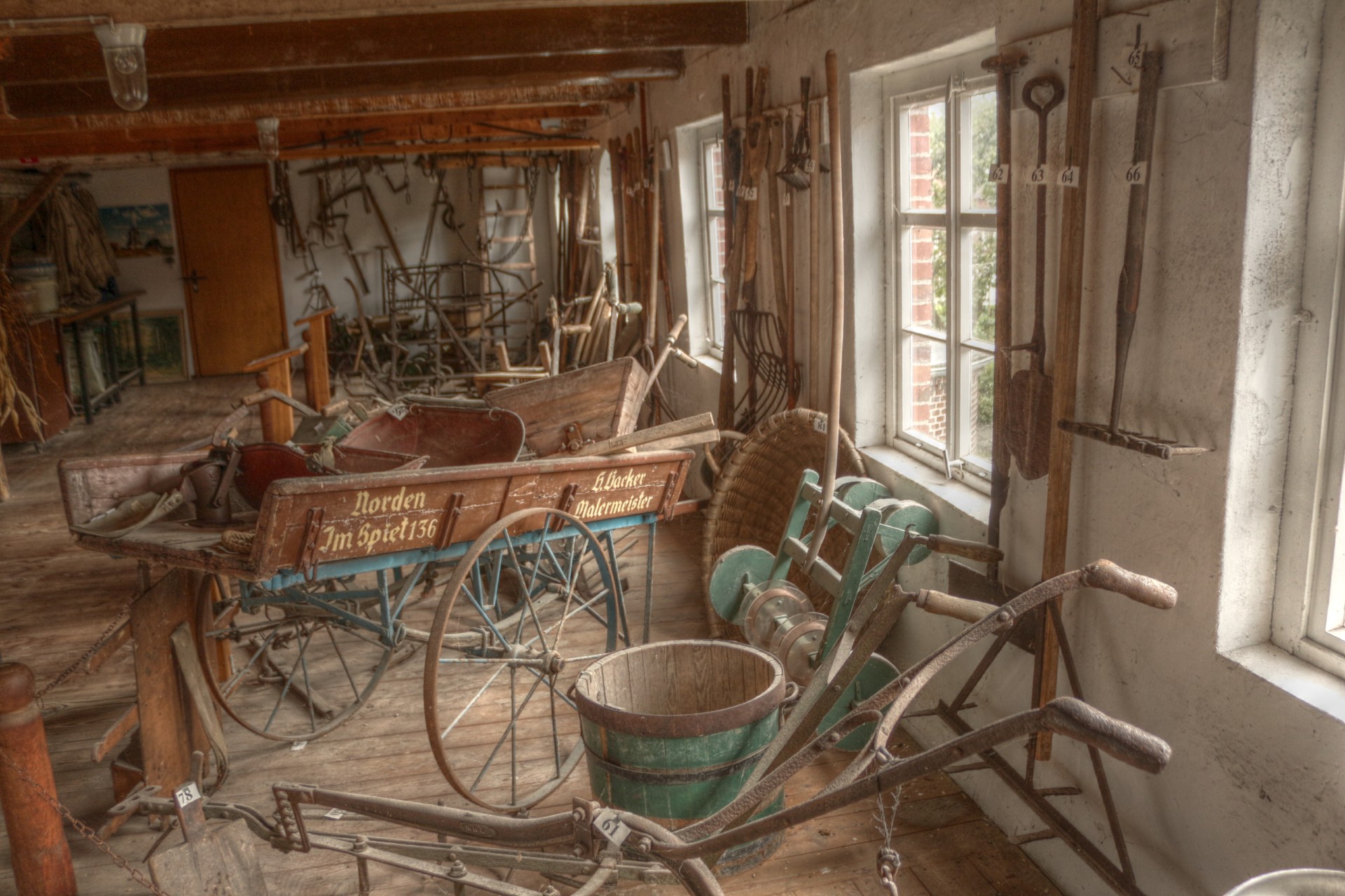 Der Blick wird anhand des Goldenen Schnitts nach hinten ins Zimmer gesaugt