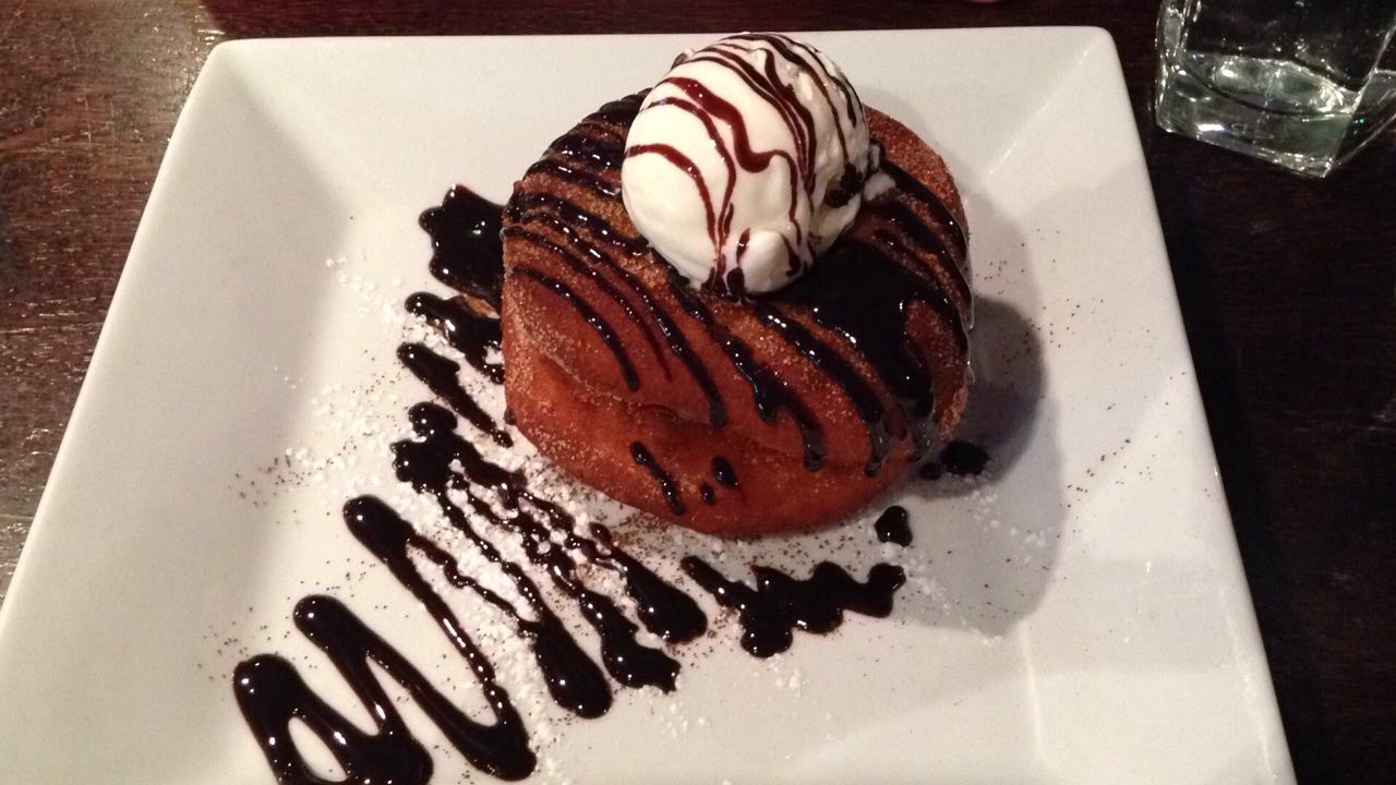 Doughnuts mit Vanilleeis zum Nachtisch